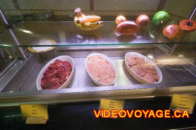 Cuba Cayo Santa Maria Iberostar Ensenachos Una parrilla ofrece pollo, carne de res o de cerdo.