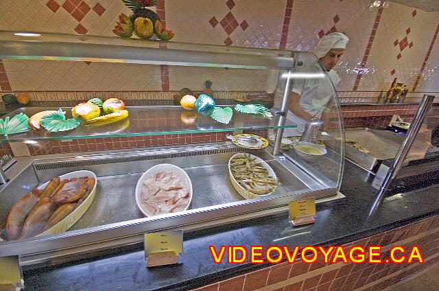 Cuba Cayo Santa Maria Iberostar Ensenachos Otra estación de cocina que ofrece la parrilla, pero el pescado.