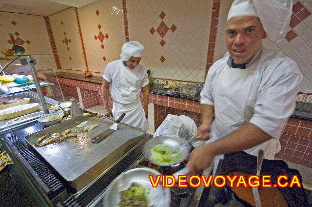Cuba Cayo Santa Maria Iberostar Ensenachos Al lado de la encimera para los peces, una estación de cocinar platos italianos.