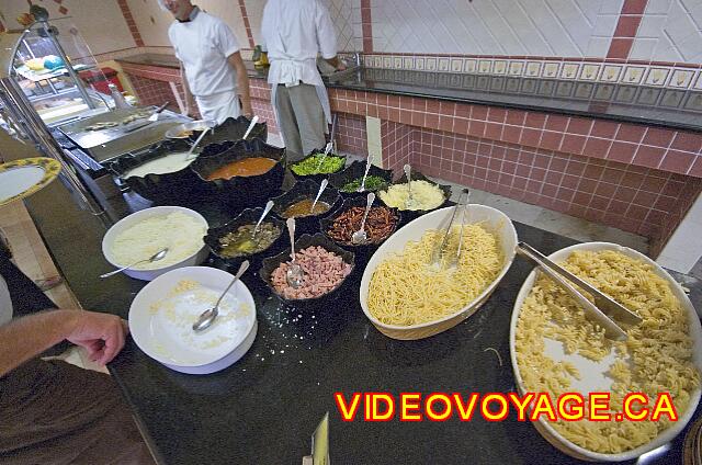 Cuba Cayo Santa Maria Iberostar Ensenachos Pasta y condimentos que pueden agregar a nuestros platos italianos en la estación de cocina.