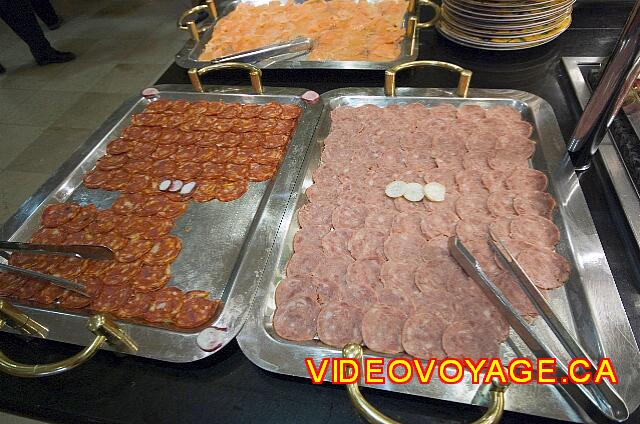 Cuba Cayo Santa Maria Iberostar Ensenachos Fiambres y salmón ahumado en la parte superior.