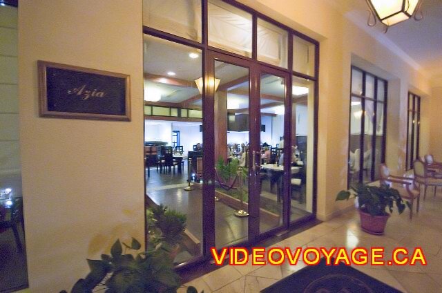 Cuba Cayo Santa Maria Iberostar Ensenachos La entrada del restaurante por la noche