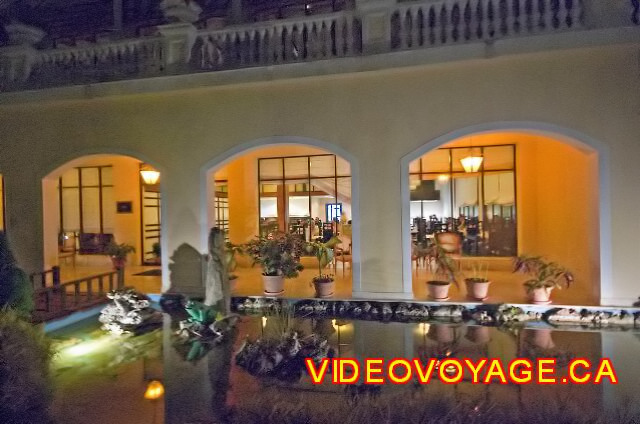 Cuba Cayo Santa Maria Iberostar Ensenachos El frente restaurante por la noche.