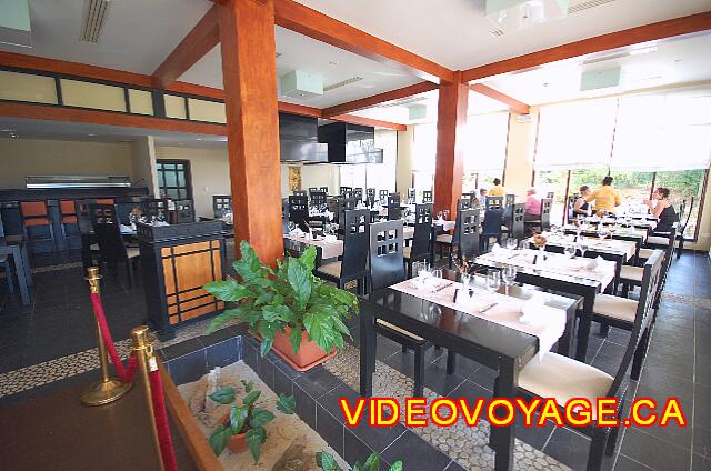 Cuba Cayo Santa Maria Iberostar Ensenachos En la apertura, el sol entra directamente en el restaurante.