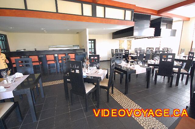 Cuba Cayo Santa Maria Iberostar Ensenachos Un bar de sushi y dos mesas Tepanyaki derecha.