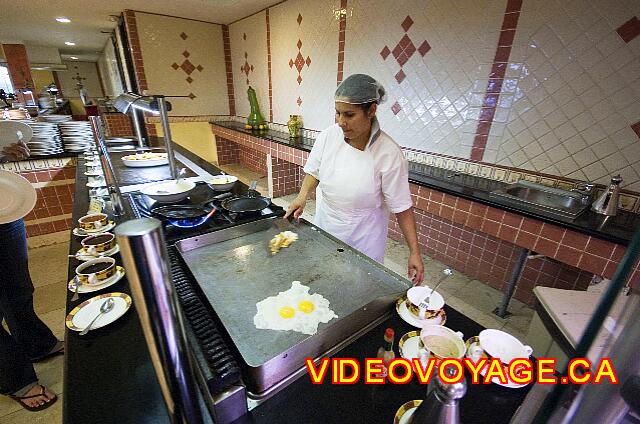 Cuba Cayo Santa Maria Iberostar Ensenachos A platos calientes para el almuerzo.