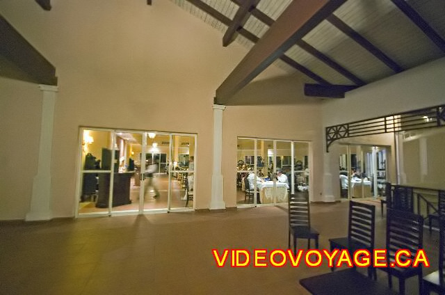 Cuba Cayo Santa Maria Iberostar Ensenachos La entrada del restaurante por la noche