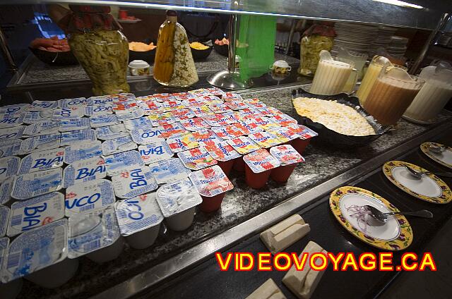 Cuba Cayo Santa Maria Iberostar Ensenachos Varios sabores de yogur y jugos frescos de diferentes sabores.