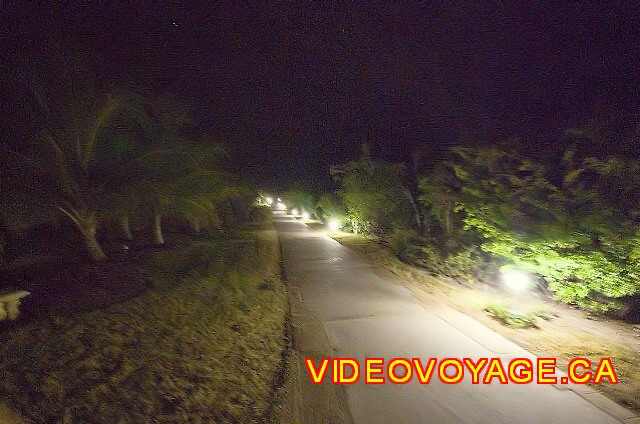 Cuba Cayo Santa Maria Iberostar Ensenachos L'éclairage des chemins la nuit.