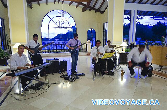 Cuba Cayo Santa Maria Iberostar Ensenachos Músicos en el vestíbulo por la noche.