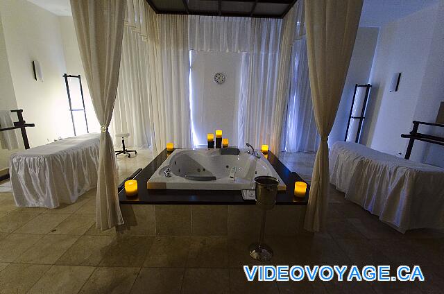 Cuba Cayo Santa Maria Iberostar Ensenachos A Jacuzzi in the center, the massage on each side