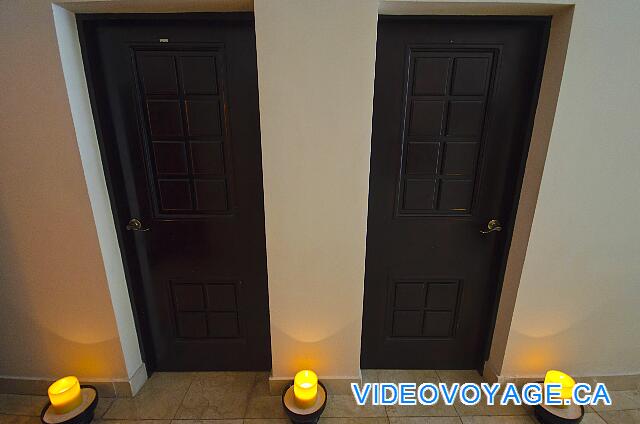 Cuba Cayo Santa Maria Iberostar Ensenachos Las diferentes salas de tratamiento con velas delante de cada puerta.