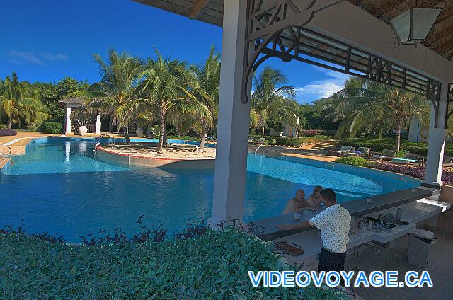 Cuba Cayo Santa Maria Iberostar Ensenachos El bar en la piscina en la sección Deluxe