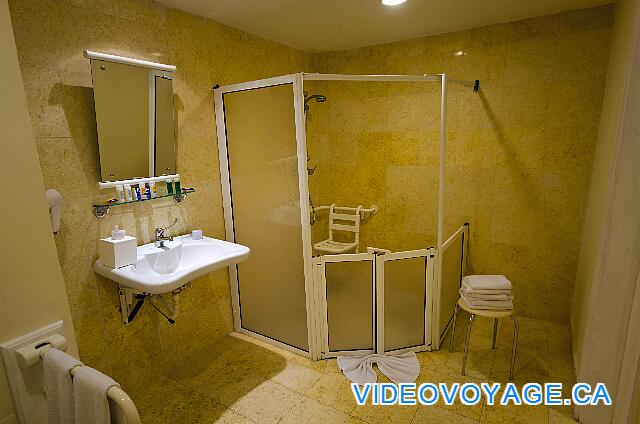 Cuba Cayo Santa Maria Iberostar Ensenachos La salle de bain adapté aux personnes handicapé.