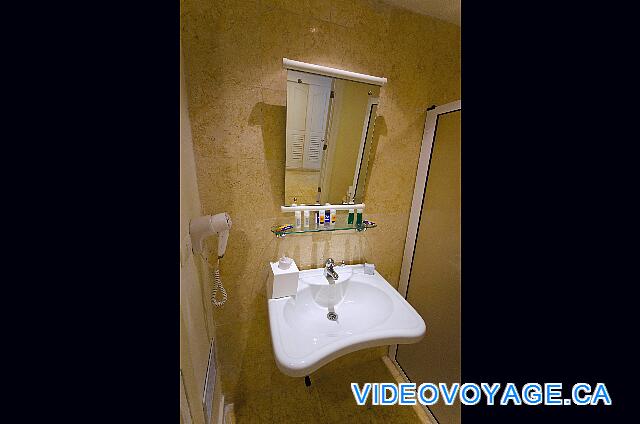 Cuba Cayo Santa Maria Iberostar Ensenachos Le lavabo adapté, le miroir avec un angle, le séchoir à cheveux à porter de main,...