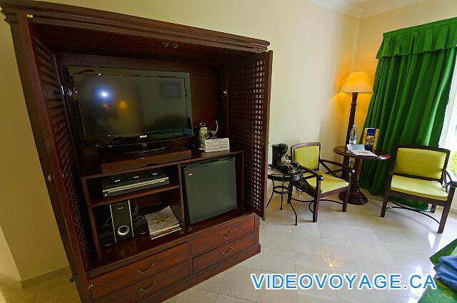 Cuba Cayo Santa Maria Iberostar Ensenachos Un mueble en frente de las camas con TV y nevera.