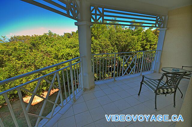 Cuba Cayo Santa Maria Iberostar Ensenachos Une terrasse au rez-de-chaussé et un balcon au second étage.