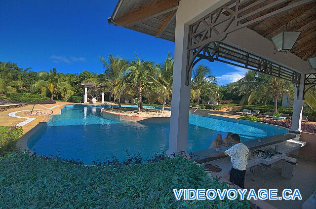 Cuba Cayo Santa Maria Iberostar Ensenachos La piscine de la section deluxe avec un bar dans la piscine, une piscine tranquille.