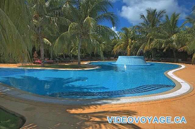 Cuba Cayo Santa Maria Iberostar Ensenachos La piscine principale de la section SPA est divisé en deux partie.