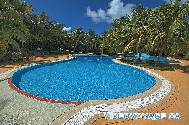 Cuba Cayo Santa Maria Iberostar Ensenachos Avec un filet de volleyball dans la piscine.