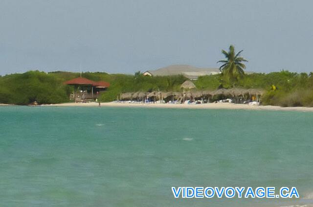 Cuba Cayo Santa Maria Iberostar Ensenachos La otra sección de la playa tiene un bar Ensenachos también.