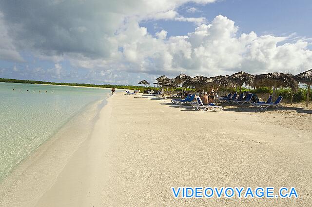 Cuba Cayo Santa Maria Iberostar Ensenachos La plage en direction est, la plage aussi belle, mais les palapas sur une distance sont disponibles.