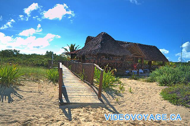 Cuba Cayo Santa Maria Iberostar Ensenachos Un restaurant et un bar sur le bord de la plage.