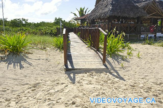 Cuba Cayo Santa Maria Iberostar Ensenachos Le trottoire se termine directement sur la plage pour un accès plus facile pour les personnes handicapés.