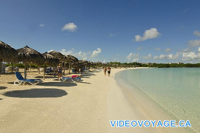 Cuba Cayo Santa Maria Iberostar Ensenachos Une pente très douce de la plage, l'entrée dans la mer avec une pente très douce aussi.