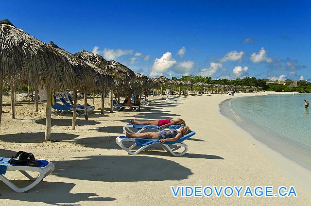 Cuba Cayo Santa Maria Iberostar Ensenachos Plusieurs palapas et chaises longues sur la plage.