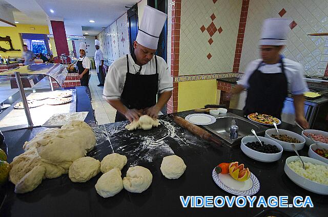 Cuba Cayo Santa Maria Iberostar Ensenachos Los cocineros que preparan la masa de pizza