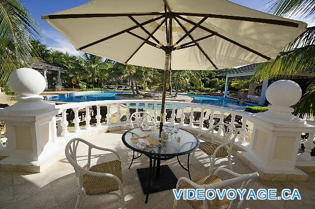 Cuba Cayo Santa Maria Iberostar Ensenachos Une très belle terrasse extérieur avec une vue sur la piscine.