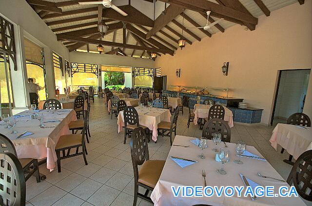 Cuba Cayo Santa Maria Iberostar Ensenachos El restaurante de la piscina en el día Sección PARQUE.