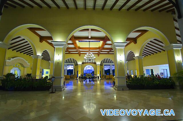 Cuba Cayo Santa Maria Iberostar Ensenachos Le Lobby est grand, à gauche la réception dans un espace climatisé.