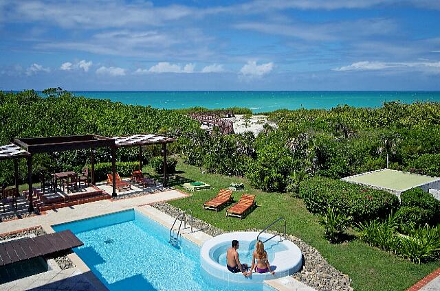 Cuba Cayo Santa Maria Sol Cayo Santa Maria La piscina y el jacuzzi en el exclusivo Villa Jardín.