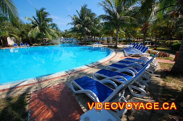 Cuba Cayo Santa Maria Sol Cayo Santa Maria Plusieurs chaises longues qui peuvent selon l'heure être sous le soleil ou à l'ombre.