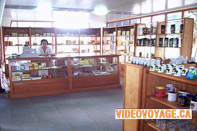 Cuba Santa Maria Del Mar Tropicoco L'intérieur d'un magasin avec cigare, café et souvenirs.