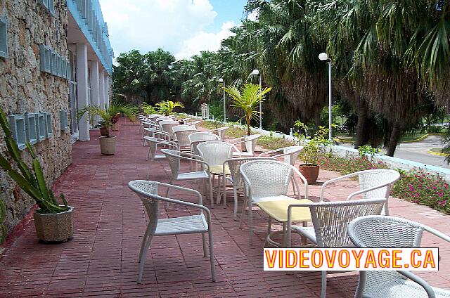 Cuba Santa Maria Del Mar Tropicoco Una terraza hermosa cerca de la recepción.