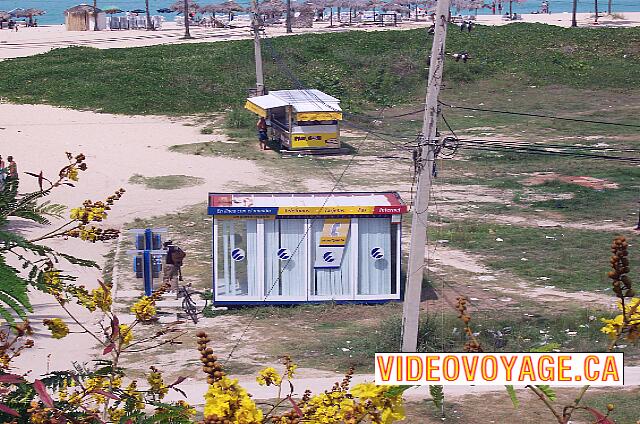 Cuba Santa Maria Del Mar Tropicoco Entre l'hôtel et la plage, un service téléphonique.