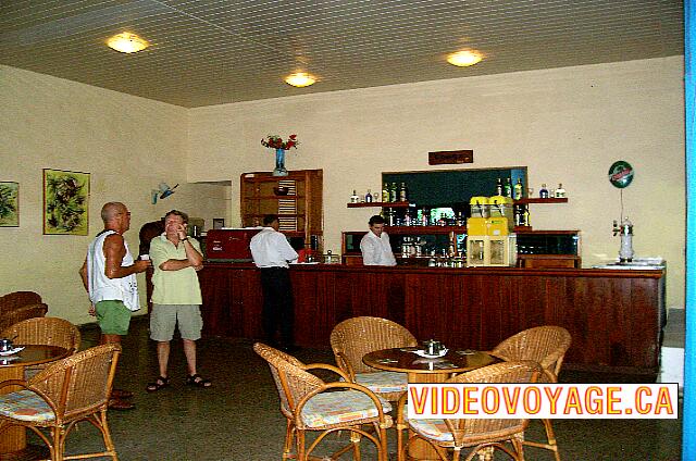 Cuba Santa Maria Del Mar Tropicoco Le Lobby bar  Conga. Un petit bar avec un choix limité de boissons nationales.