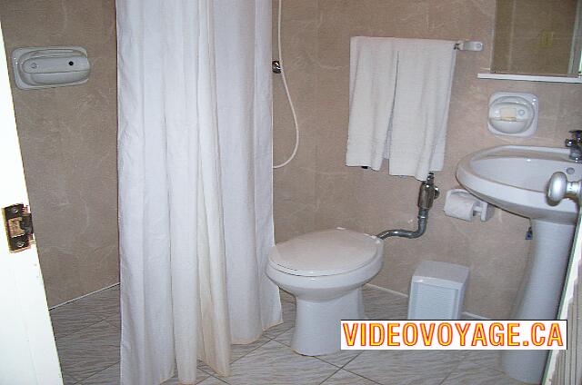 Cuba Santa Maria Del Mar Tropicoco El cuarto de baño con ducha sólo. No hay muro para separar el suelo, entre la ducha y el cuarto de baño. De modo que el agua corre por todo el baño cuando se toma una ducha.