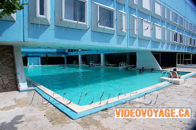 Cuba Santa Maria Del Mar Tropicoco Un promedio de piscina dimensión rectangular. En el edificio principal.