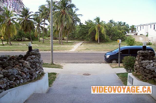 Cuba Santa Maria Del Mar Tropicoco Desde la entrada del hotel, el camino para acceder a la playa está al otro lado de la calle.