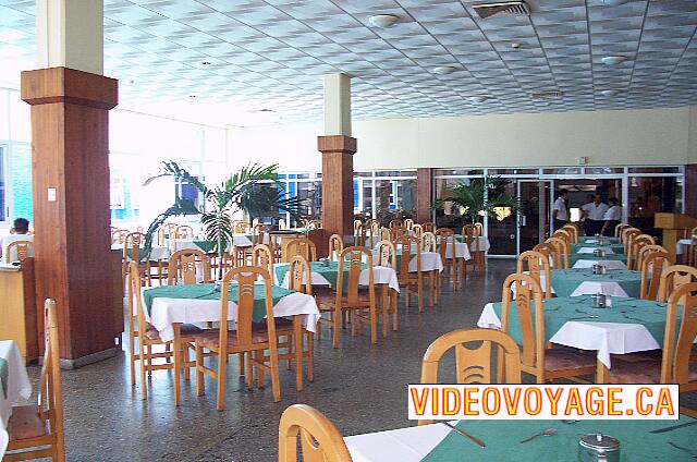 Cuba Santa Maria Del Mar Tropicoco Le restaurant buffet de moyenne dimension n'est pas climatisé en basse saison. En haute saison?