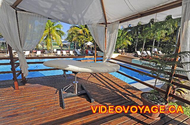 Cuba Santiago de Cuba Melia Santiago de Cuba Masajes en el borde de la piscina.