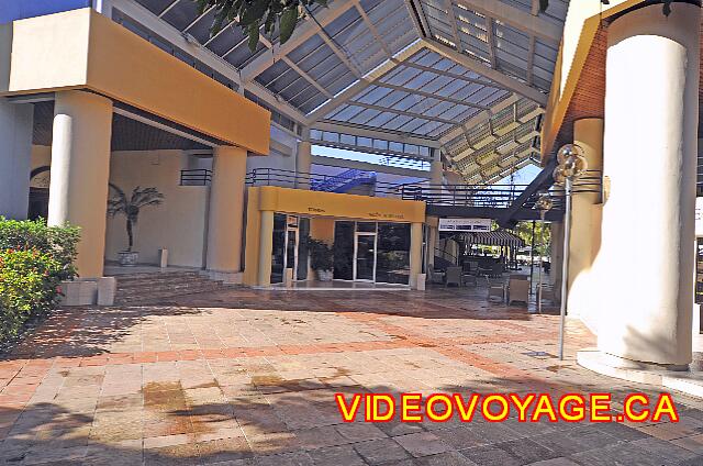 Cuba Santiago de Cuba Melia Santiago de Cuba Una tienda de regalos bajo el techo de la Plaza.