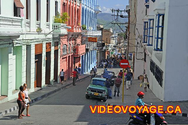 Cuba Santiago de Cuba Melia Santiago de Cuba Muchas personas caminan circula en las calles.