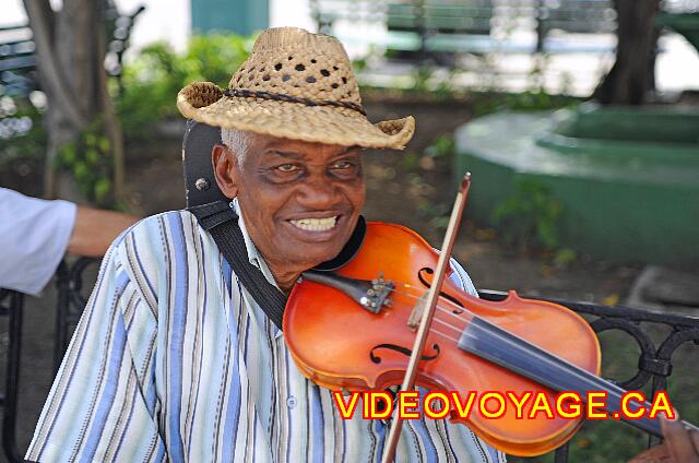 Cuba Santiago de Cuba Melia Santiago de Cuba Un cubano que parece amar a tocar el violín.