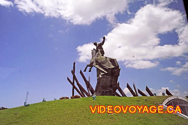 Cuba Santiago de Cuba Melia Santiago de Cuba Un monumento de estilo de Rusia a la Plaza de la Revolución.