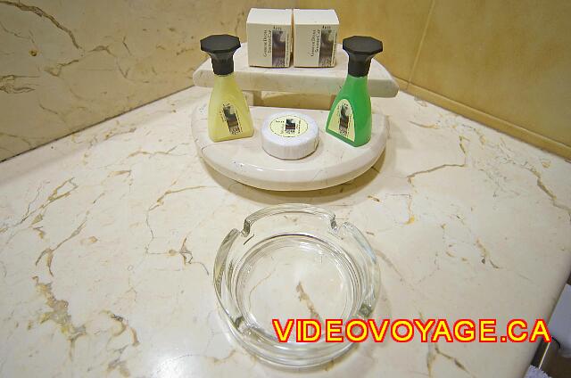 Cuba Santiago de Cuba Melia Santiago de Cuba Los artículos de cuidado personal y un cenicero.